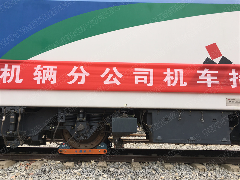 神华机车，抬轮器.jpg